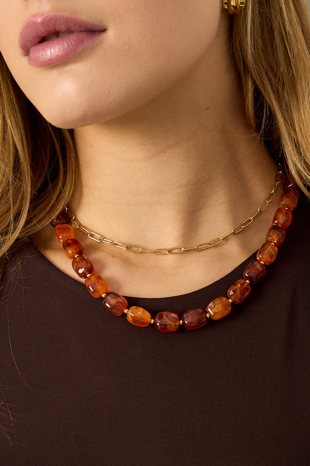 Éclat Marbre Halskette mit marmorierten Acrylperlen und markanten Beads in Retro-Design