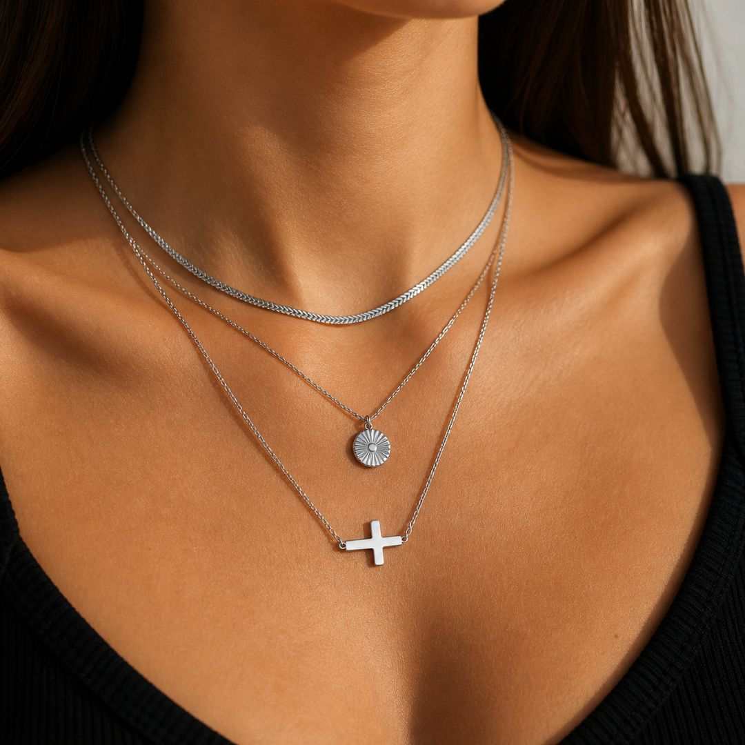 Maglina Side Cross Halskette Damen Silber – Minimalistische Kreuzkette aus Edelstahl, Wasserfest & Anlaufgeschützt – Verstellbar 38–43 cm