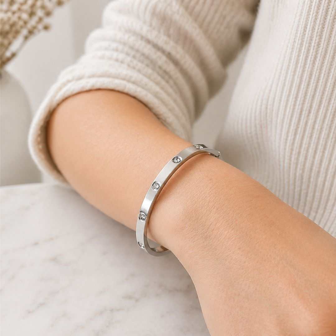 Maglina Éternité Armreif Damen Öffenbar – Eleganter Edelstahl Bangle mit 10 Zirkonia | Silber, Wasserfest & Nickelfrei | Designed in Germany | Schmuck Geschenk für Frauen | Ø 6 cm