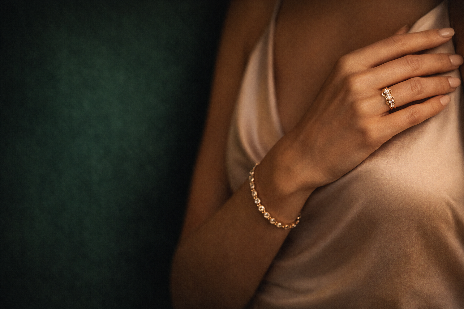 Frau mit Armkette und Ring