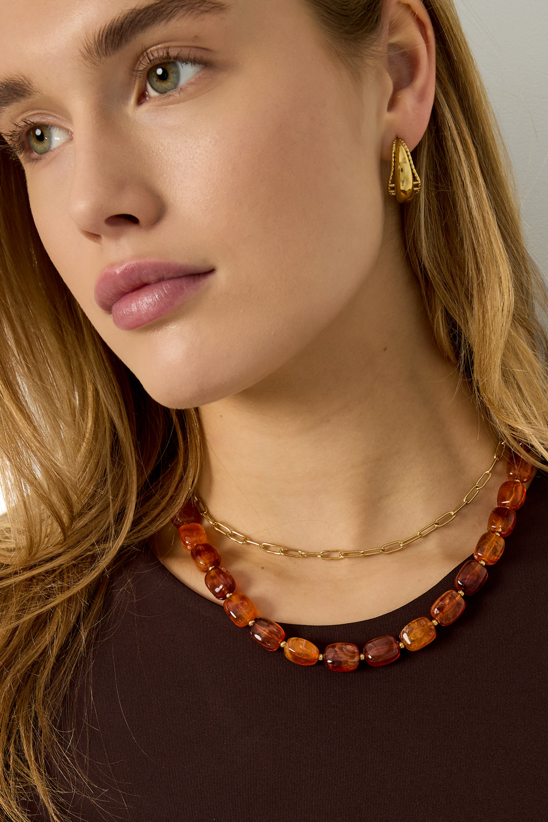Retro Halskette mit marmorierten Acrylperlen und markanten Beads
