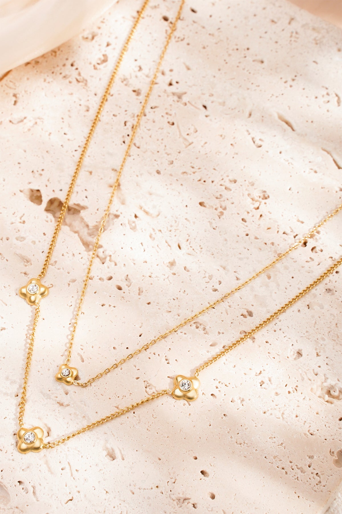 Blumige Halskette - Silberfarben - Maglina