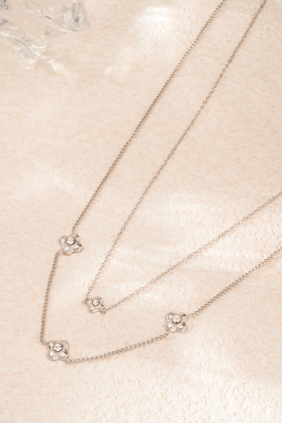 Blumige Halskette - Silberfarben - Maglina