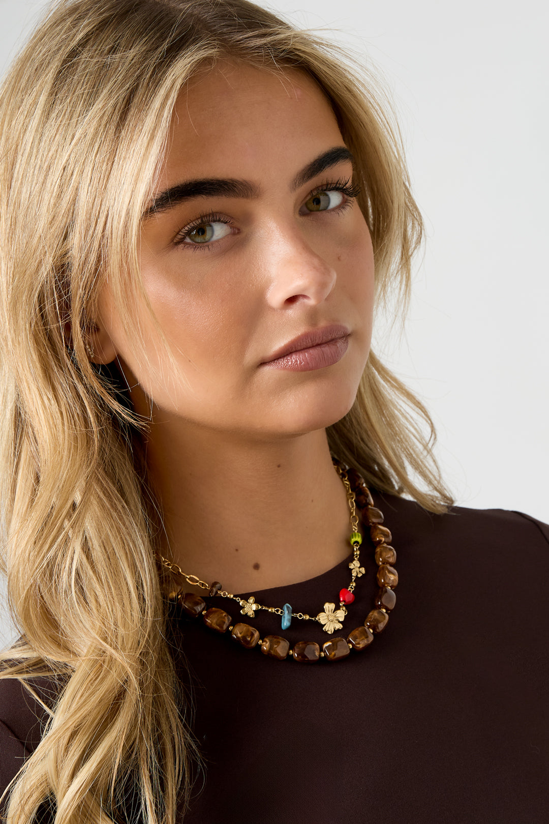 Retro Halskette mit marmorierten Acrylperlen für markanten Look