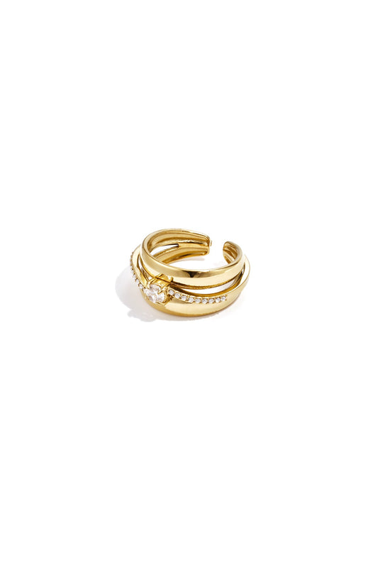 Nahaufnahme des goldfarbenen Éclat Layered Rings mit funkelnden Zirkonia-Steinen in mehrschichtigem Design